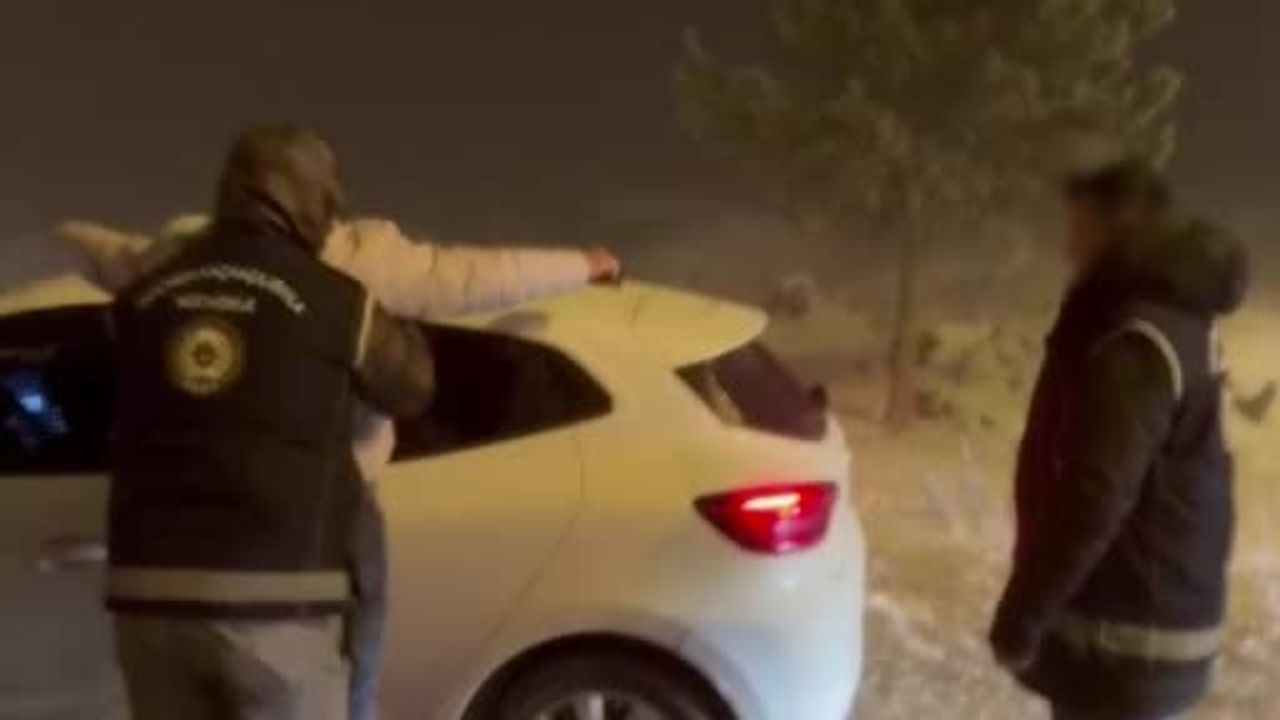 Kars’ta araç bagajlarında 2 düzensiz göçmen yakalandı, 3 organizatör gözaltına alındı