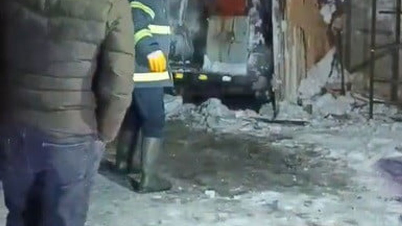 Kars'ta aracını donmaktan korumak için altında ateş yakılan araç yandı