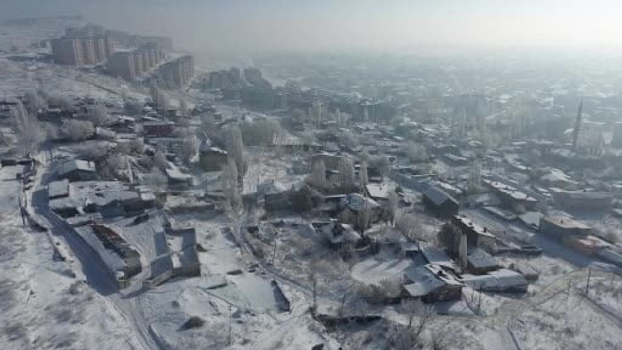 Kars’ta 'Beyaz Zarafet': Kırağı Kentte Kartpostallık Görüntüler Oluşturdu