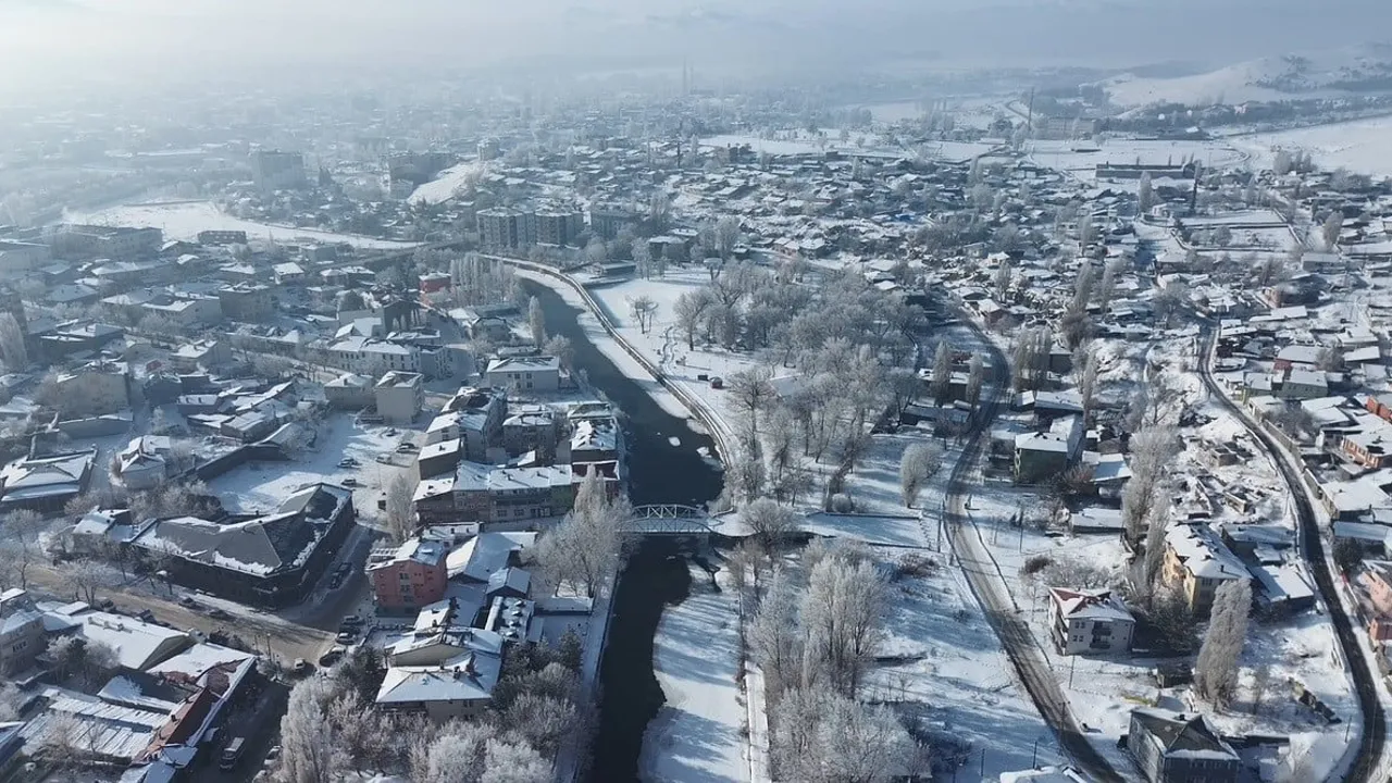 Kars’ta 'Beyaz Zerafet' — Sıfırın Altı 17 Derecede Kırağı Ağaçları Beyaza Bürüdü