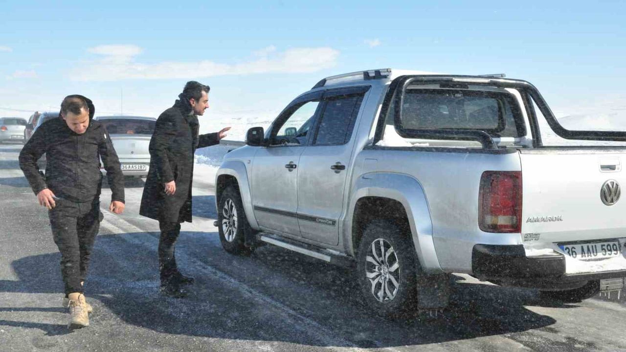 Kars'ta Buzlanan Yolda Kayan Tır Yolu Kapattı; Karayolu Yeniden Ulaşıma Açıldı