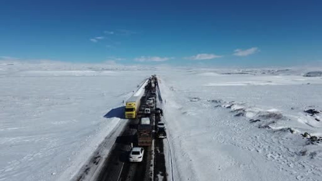 Kars’ta Buzlanma Nedeniyle Kayarak Yolu Kapatan Tır, Yaklaşık 1 Saatte Kaldırılarak Trafik Açıldı