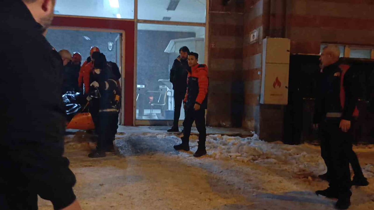 Kars'ta Denetimli Serbestlik Müdürlüğü'nde 5. kattan asansör boşluğuna düşen kişi hayatını kaybetti