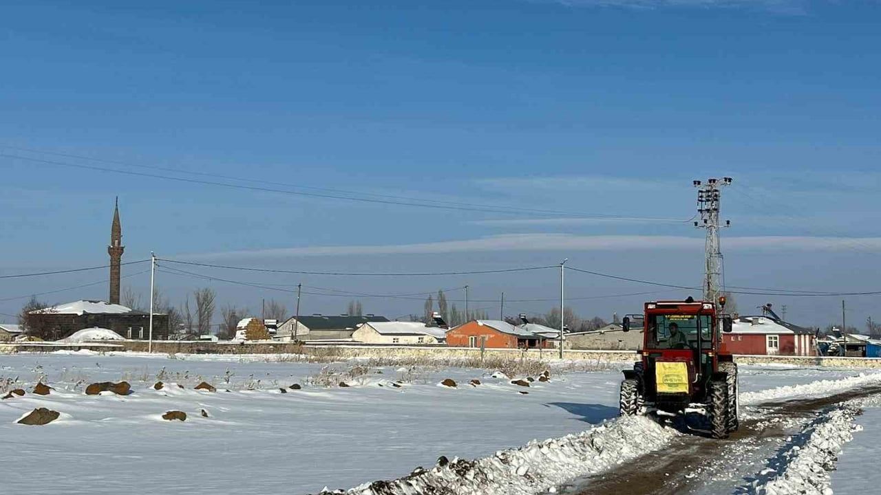 Kars'ta Duraklı Köyü'nde Örnek Davranış: Mezarlık Yolunu Traktörüyle Açtı