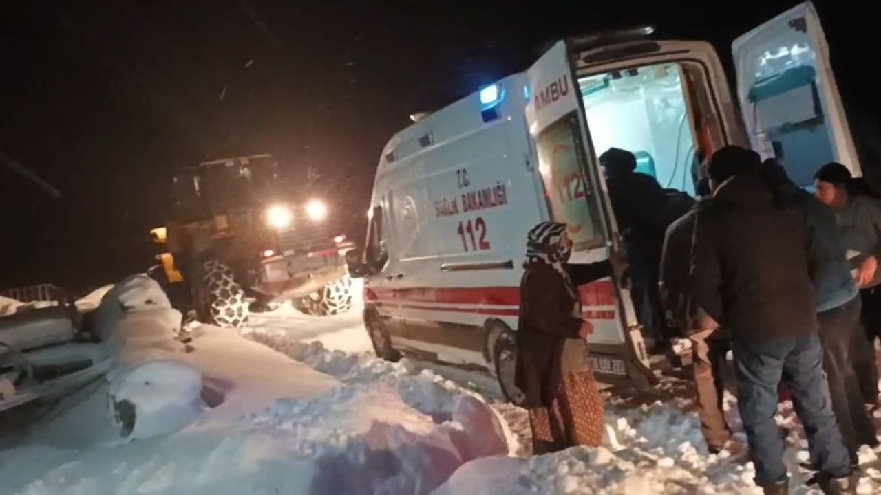 Kars’ta ekipler karlı yolları aşarak kalp rahatsızlığı bulunan kadını hastaneye ulaştırdı