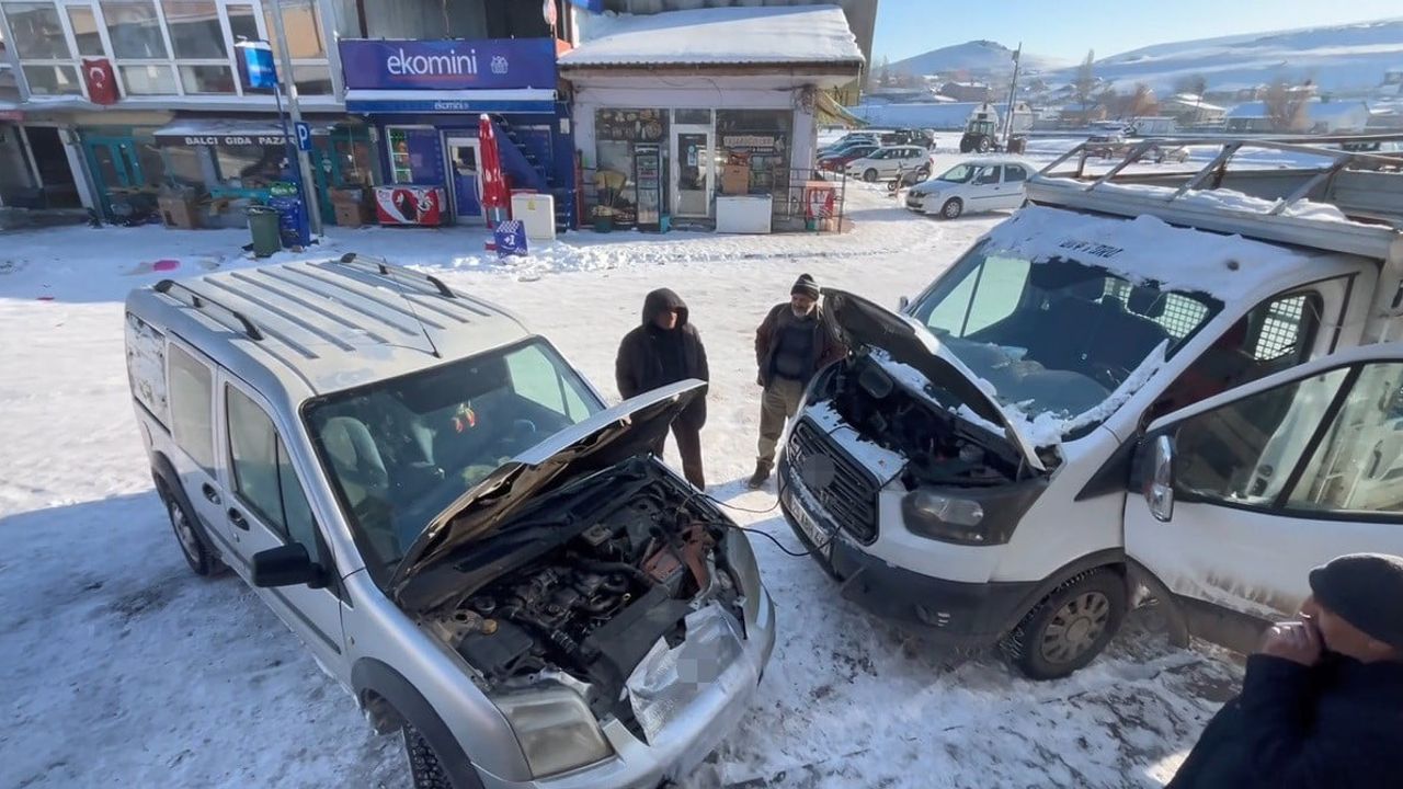 Kars'ta eksi 30'a varan soğuk: Akyaka'da hareket halindeki araçlar dondu