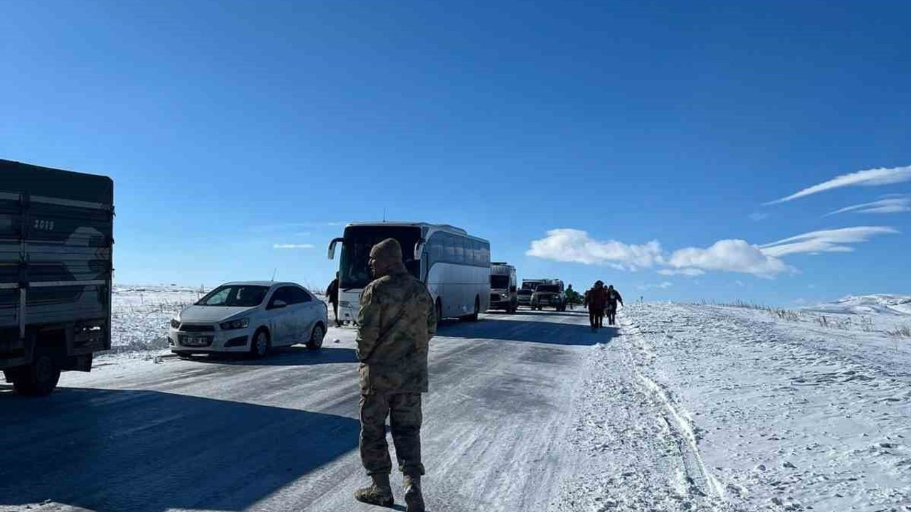 Kars’ta eksi 30°C'ye varan soğuk: Susuz mevkiinde yoğun buzlanma, yüzlerce araç yolda kaldı