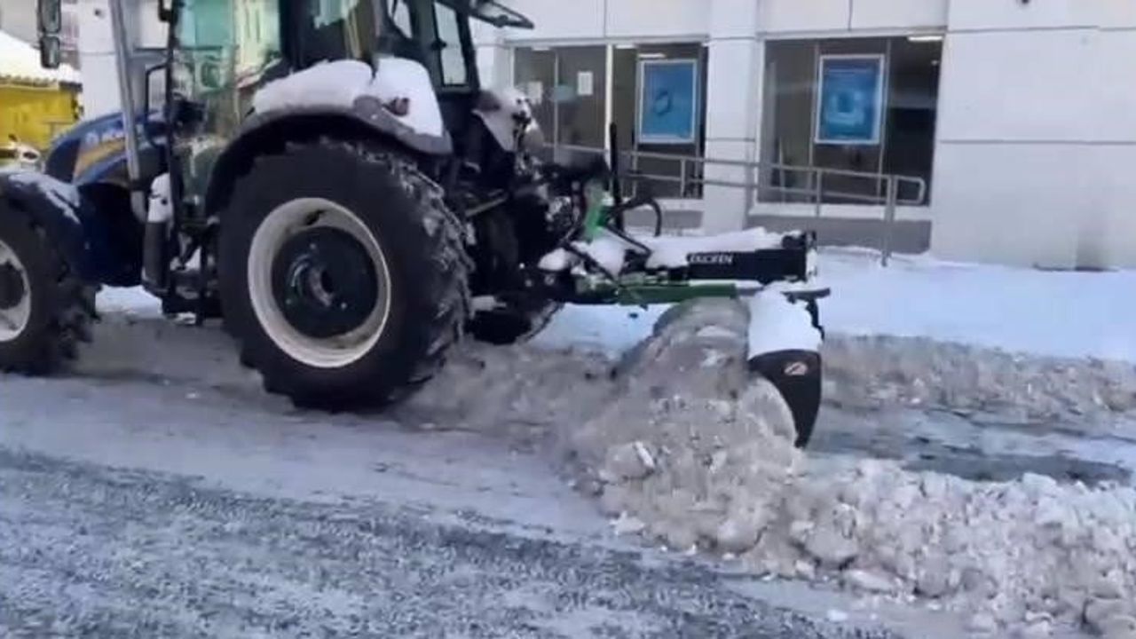 Kars'ta Esnaftan Karla Mücadeleye Traktör ve Tarım Aletleriyle Destek