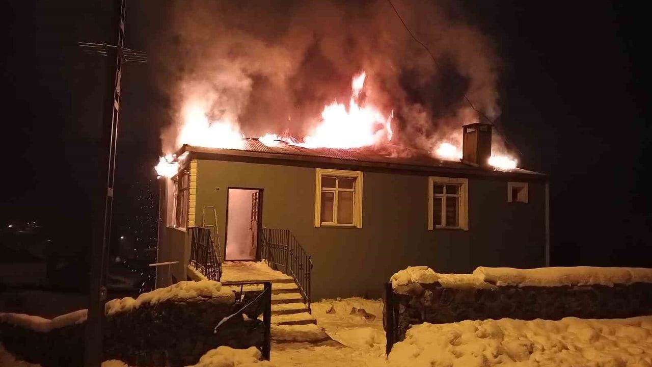 Kars'ta Geçit Köyü'nde imam evi yangını: Ev kullanılamaz hale geldi, tahkikat başlatıldı