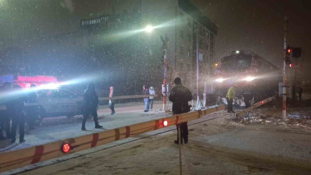 Kars’ta hemzemin geçitte lokomotifin çarptığı 16 yaşındaki çocuk yaralandı