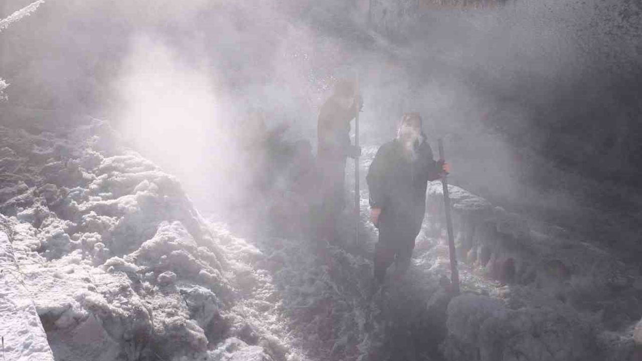 Kars'ta HES çalışanları eksi 30°C'de buz kütlelerini temizliyor