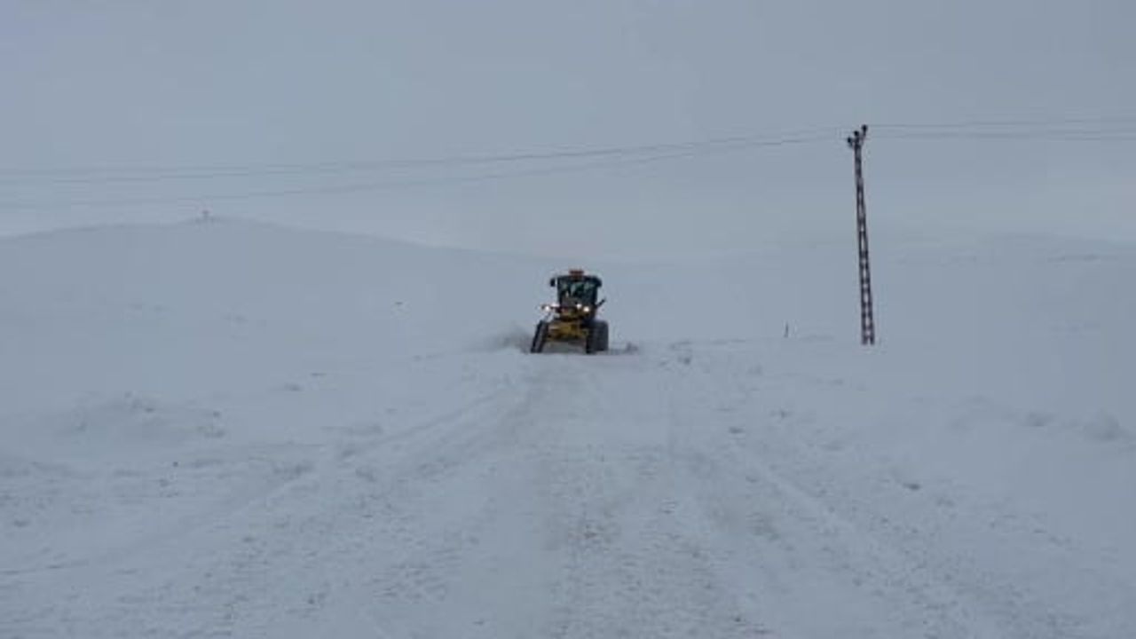 Kars’ta 'Kar Kaplanları' 2 bin 100 rakımda köy yollarını gece gündüz açık tutuyor