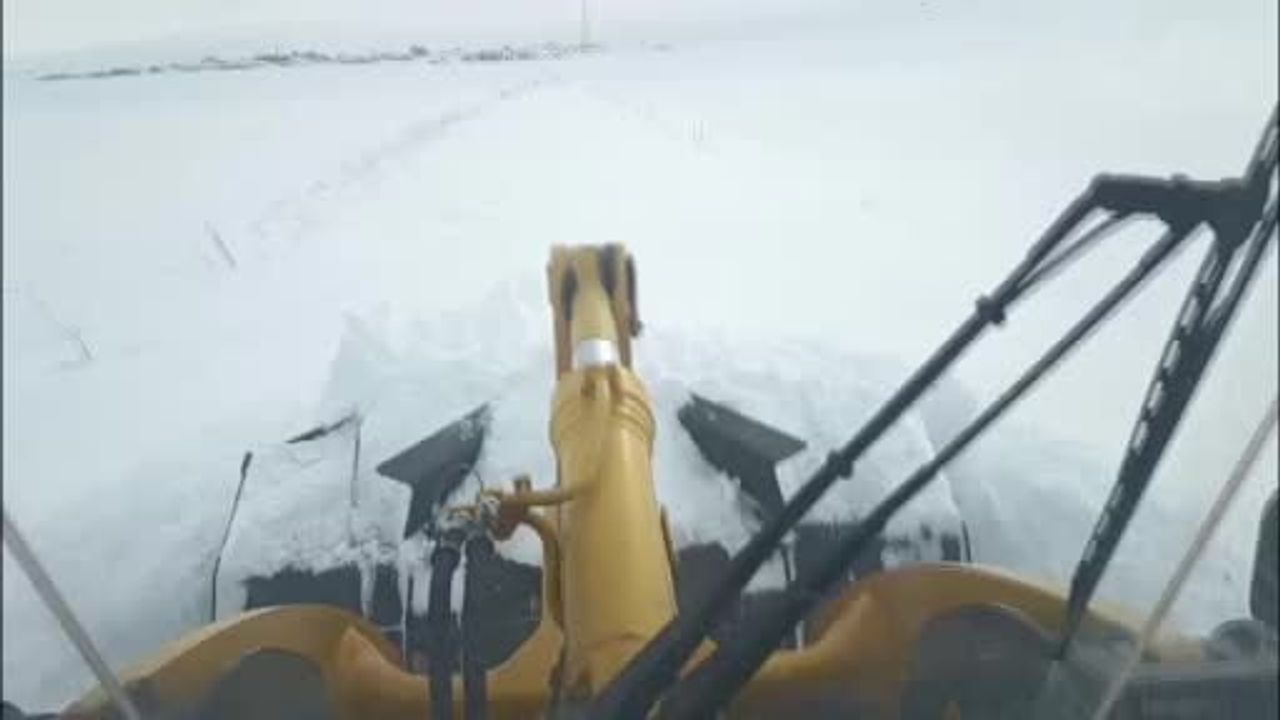 Kars'ta 'Kar Kaplanları' ambulans yollarını açarak hastalara ulaştırıyor