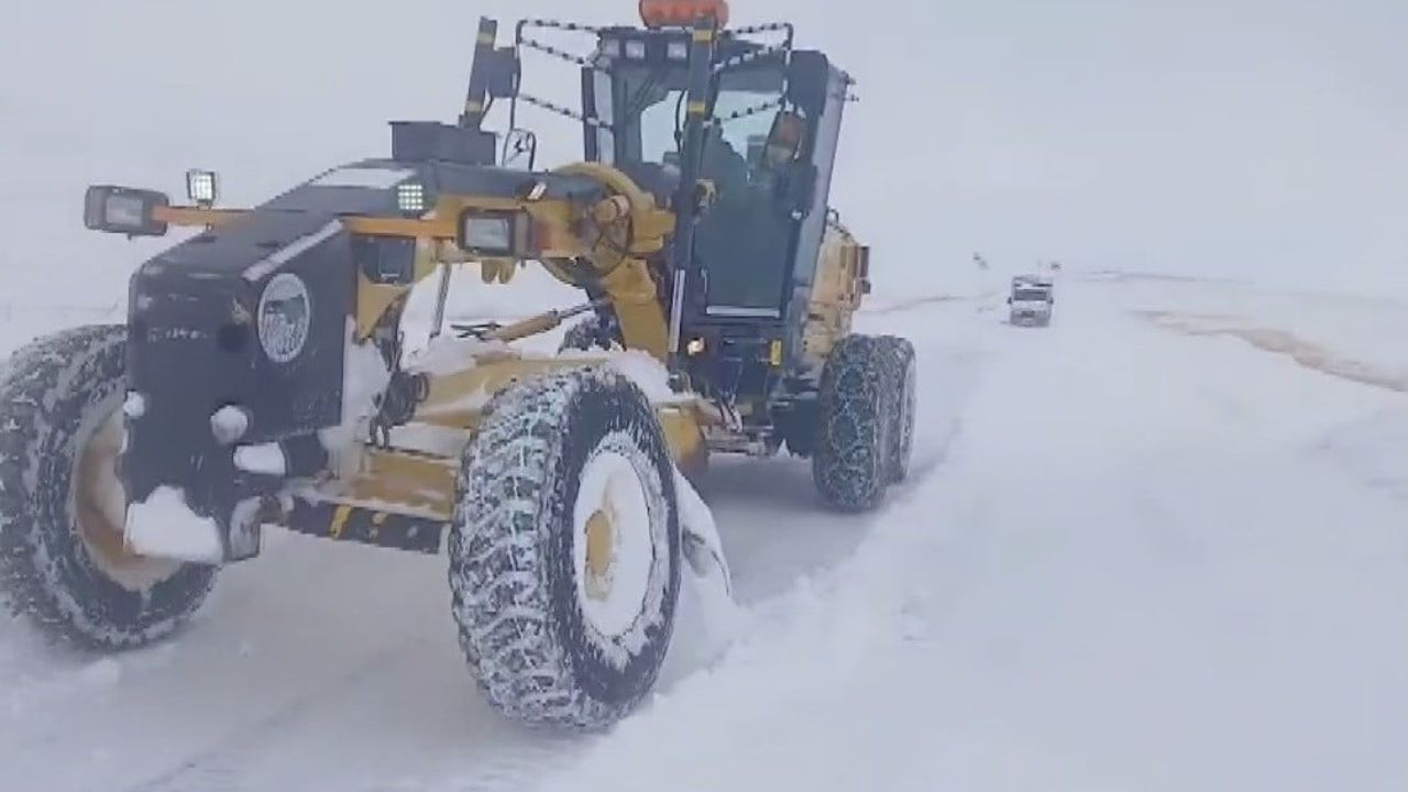 Kars’ta 'kar kaplanları' ambulanslara ulaşım için seferber oldu