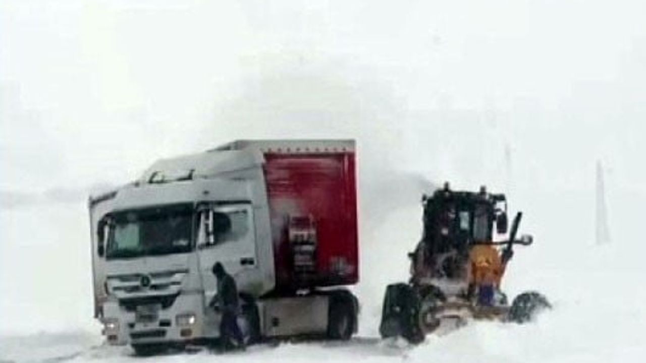 Kars'ta kar ve tipi ulaşımı aksattı: Arpaçay'da mahsur araç kurtarıldı, Boğatepe-Göle yolunda kayan tır trafiği kapattı