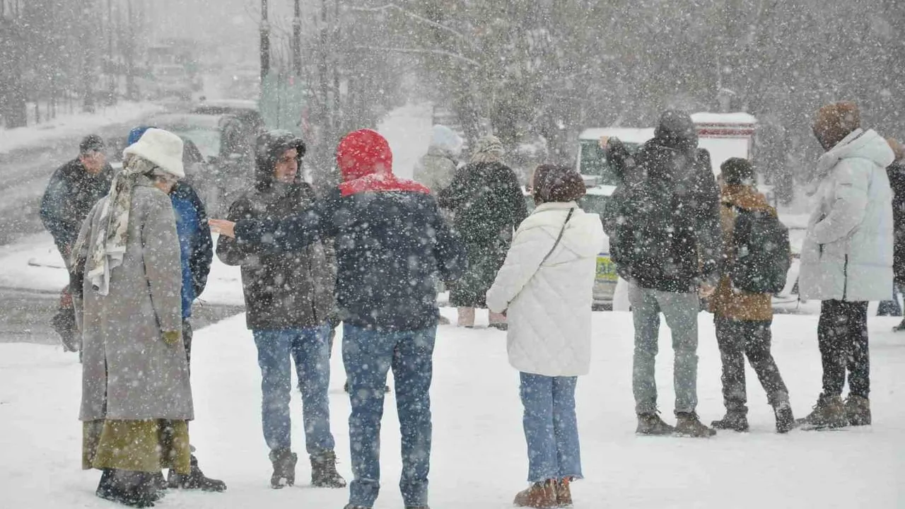 Kars’ta Kar Yağışı Tarihi Mekanlarda Kartpostallık Görüntüler Oluşturdu