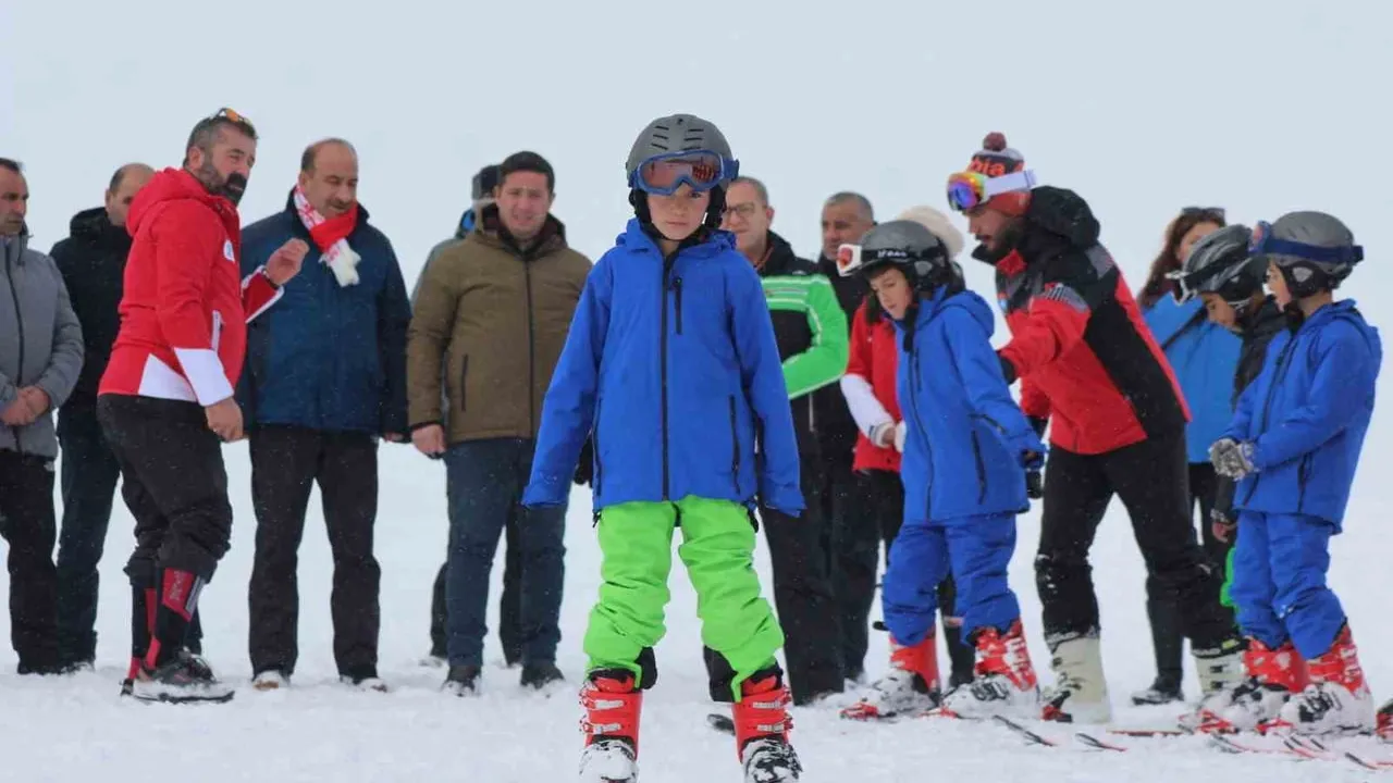 Kars’ta "Karın Yıldızları Sarıkamış’ta" projesiyle çocuklar kayak öğreniyor