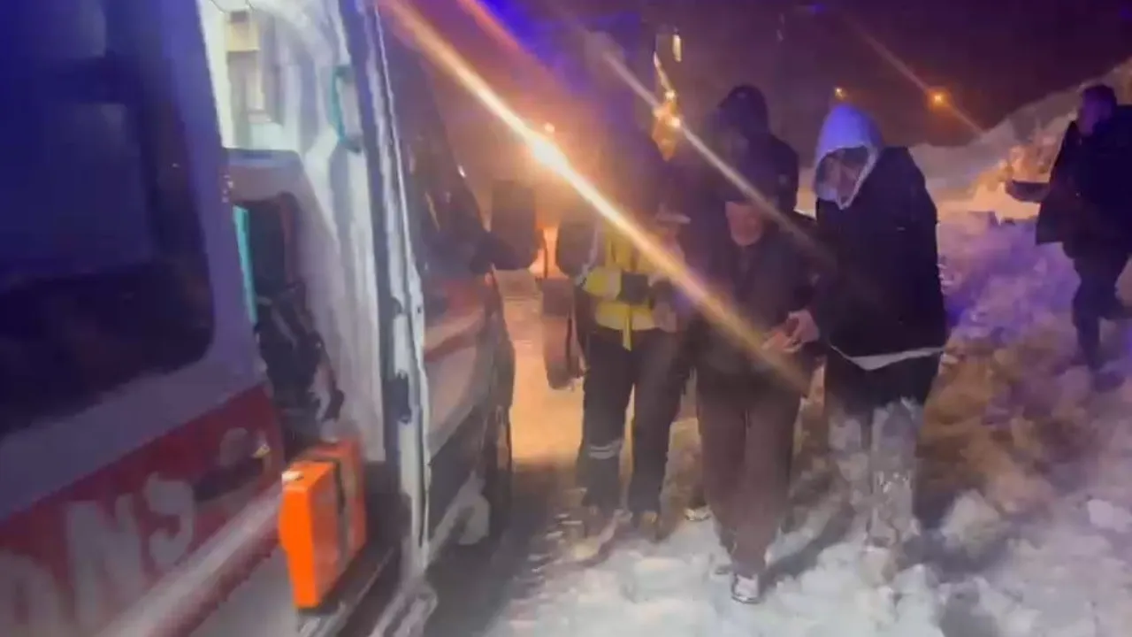 Kars’ta karla mücadele ekipleri Oyuklu köyündeki hasta vatandaşa ulaştı