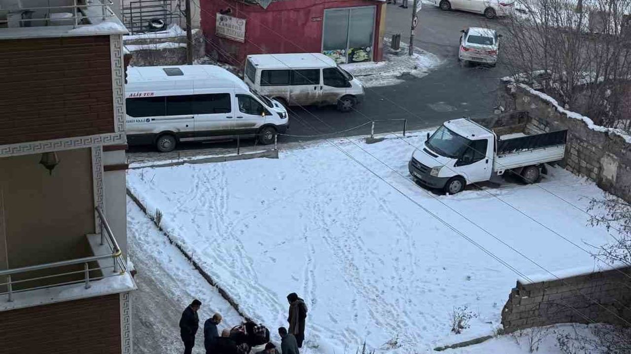 Kars'ta okula giden öğrencinin başına çatıdaki buz kütlesi düştü