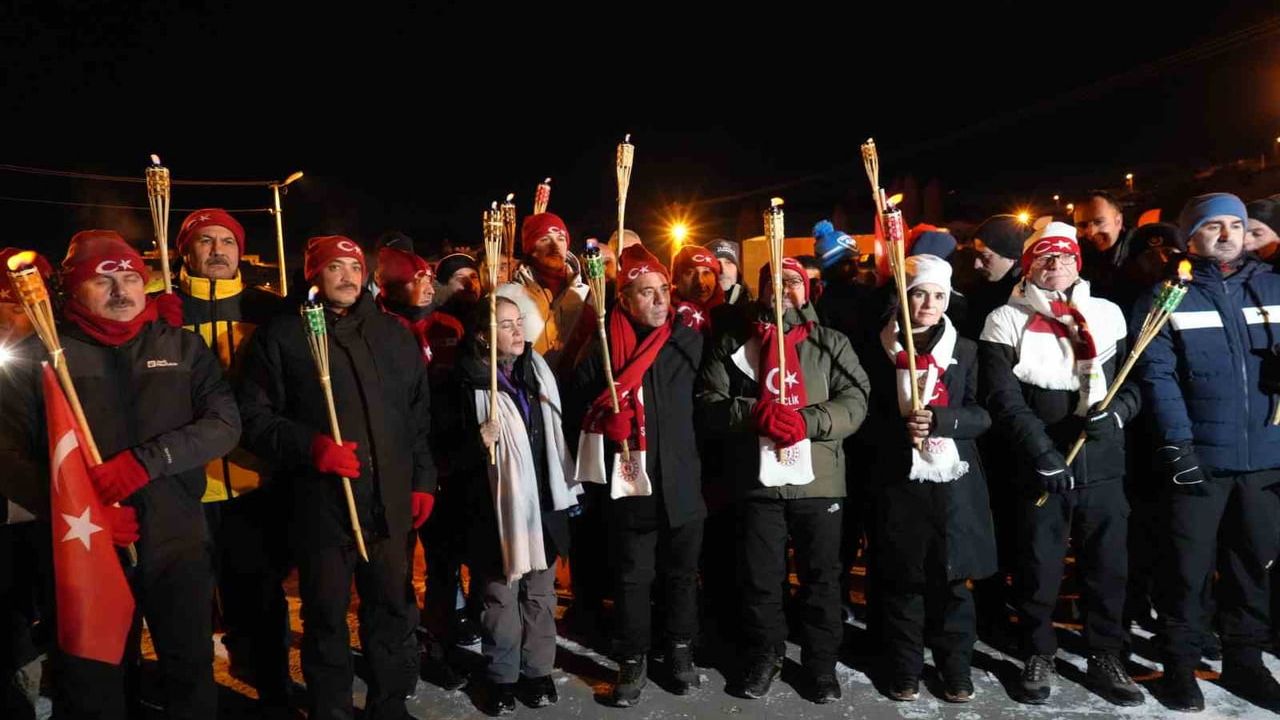 Kars'ta Sarıkamış'ın 111. yılında binlerce kişilik meşaleli anma yürüyüşü