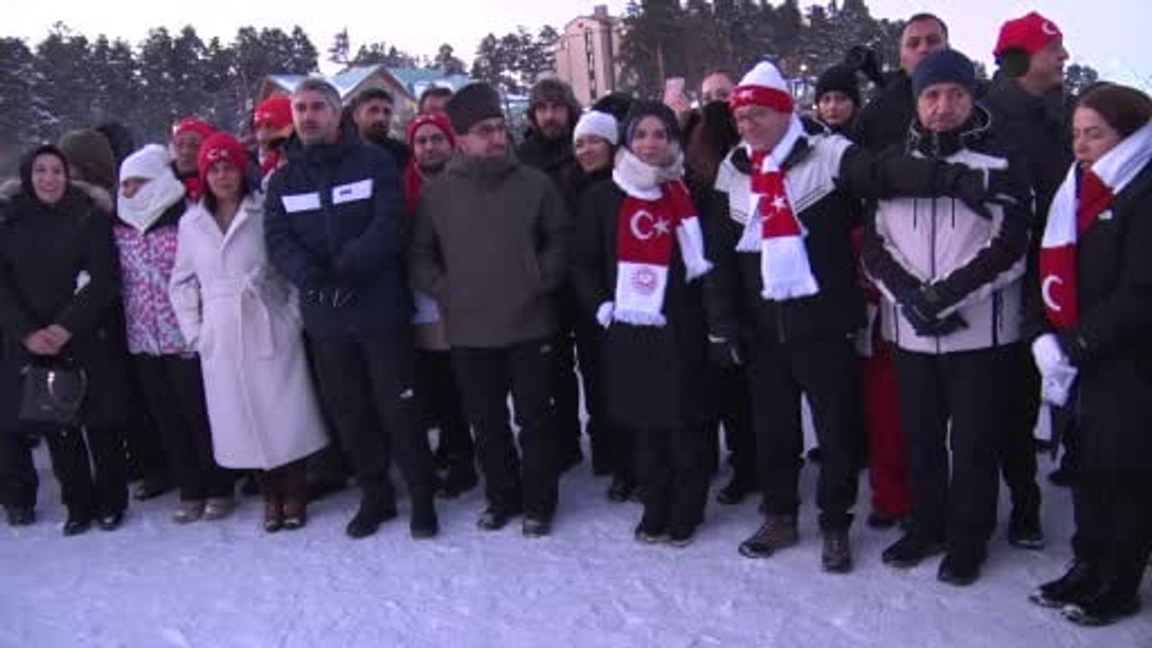 Kars'ta Sarıkamış şehitleri anısına JAK timlerinden meşaleli kayak gösterisi