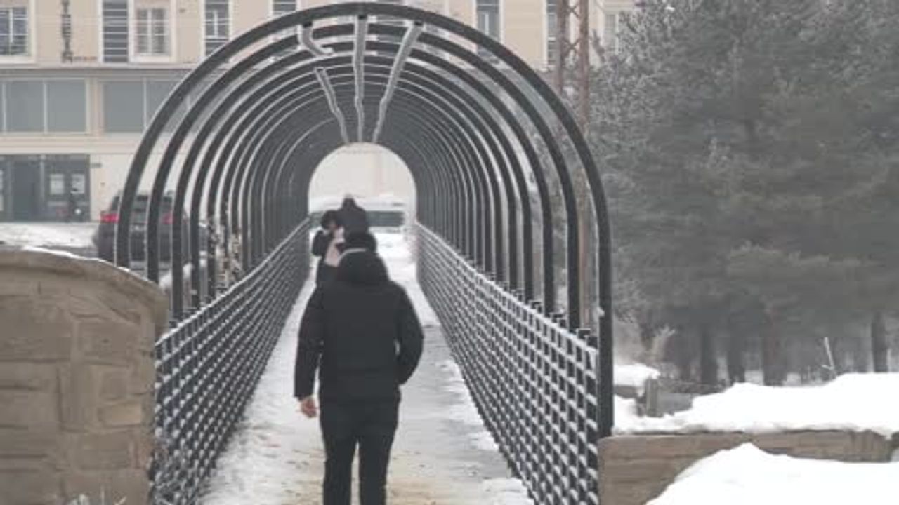 Kars’ta Sıcaklık -20°C’ye Düştü: Ağaçlar Kırağıyla Kaplandı, Kars Çayı Kısmen Dondu