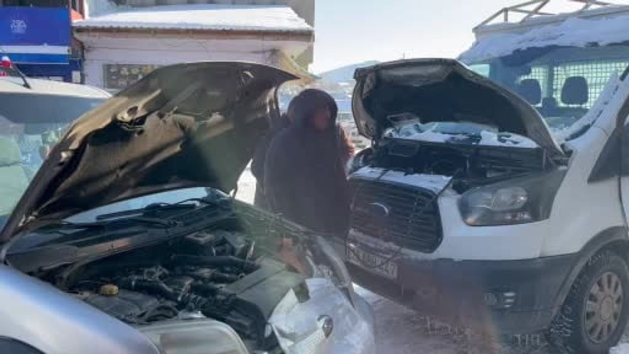 Kars’ta Sıfırın Altında 30 Derece: Akyaka’da Araçlar Dondu, Günlük Yaşam Aksamaya Başladı