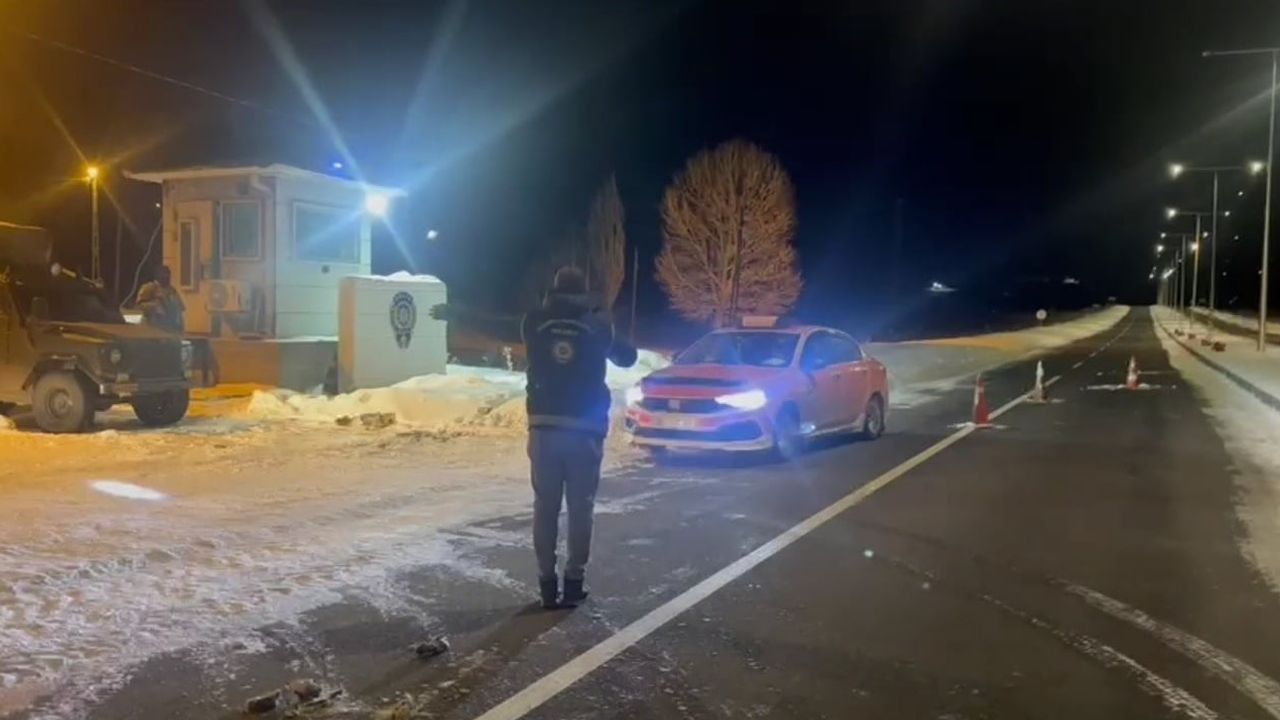 Kars’ta taksi bagajından 2 Afganistan uyruklu düzensiz göçmen çıktı; iki organizatör tutuklandı