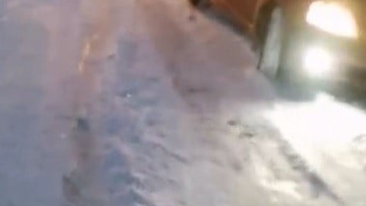 Kars’ta tipide kara saplanan araçlar köylülerin traktör ve iş makinesiyle kurtarıldı