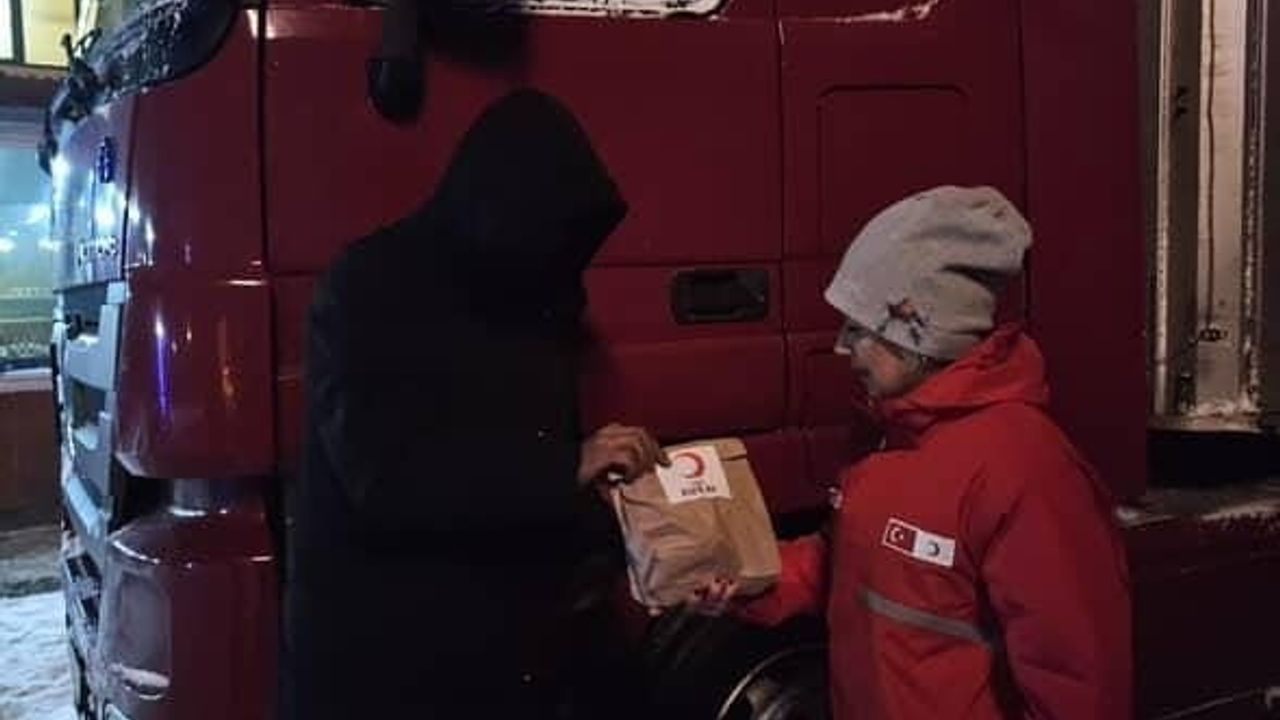 Kars'ta Türk Kızılayı'ndan kar ve tipide mahsur kalanlara sıcak destek