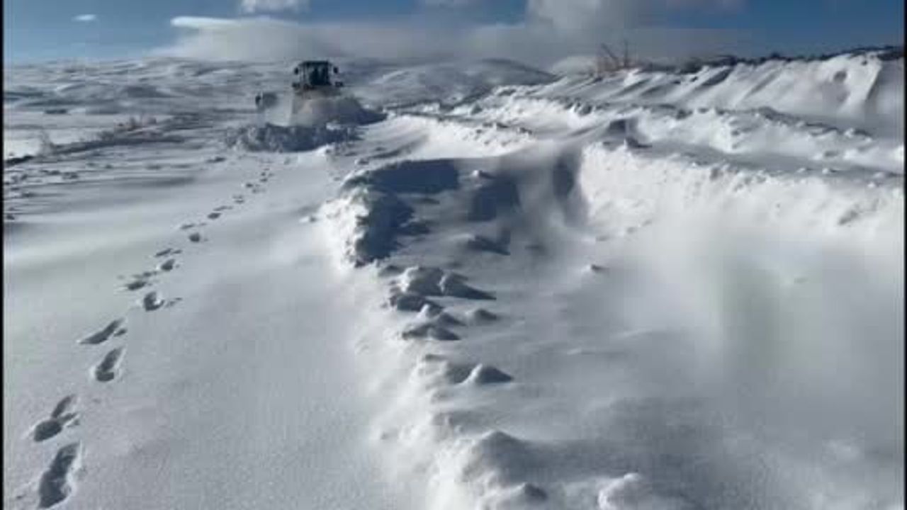 Kars'ta yoğun kar ve tipi 11 köy yolunu ulaşıma kapattı