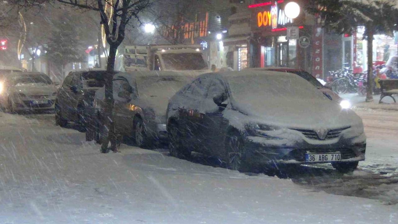 Kars'ta Yoğun Kar ve Tipi Ulaşımı Felç Etti: Çok Sayıda Köy Yolu Kapandı