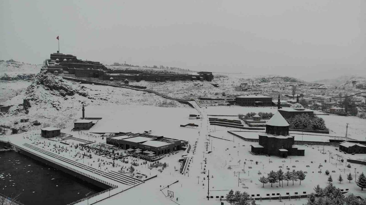 Kars'ta yoğun kar yağışı: Tarihi yapılar beyaza büründü, kent havadan görüntülendi