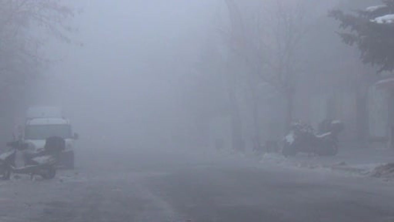 Kars'ta yoğun sis ulaşımı etkiledi: Görüş 5 metreye kadar düştü