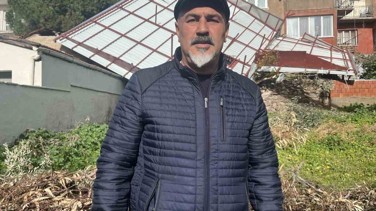 Karşıyaka'da fırtına metal çatıyı uçurdu: Maddi hasar, yaralanma yok