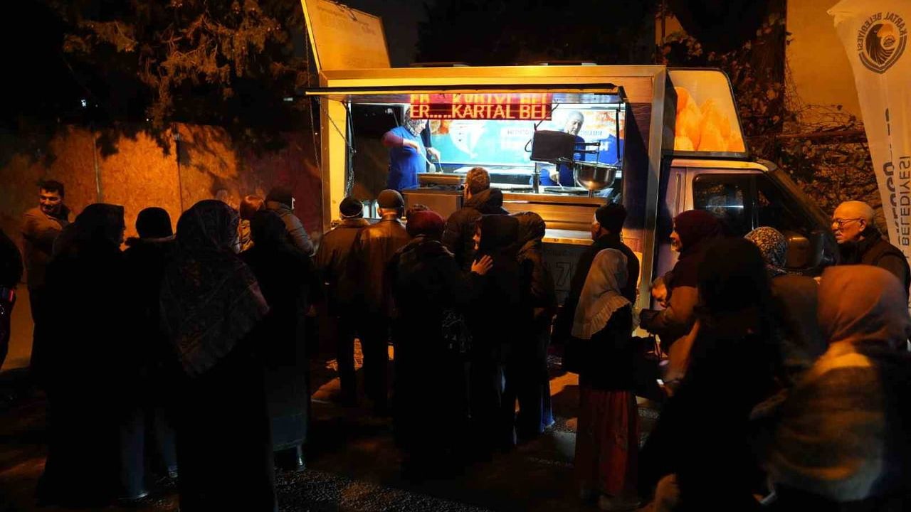 Kartal Belediyesi'nden Miraç Kandili'nde cami önlerinde lokma ikramı