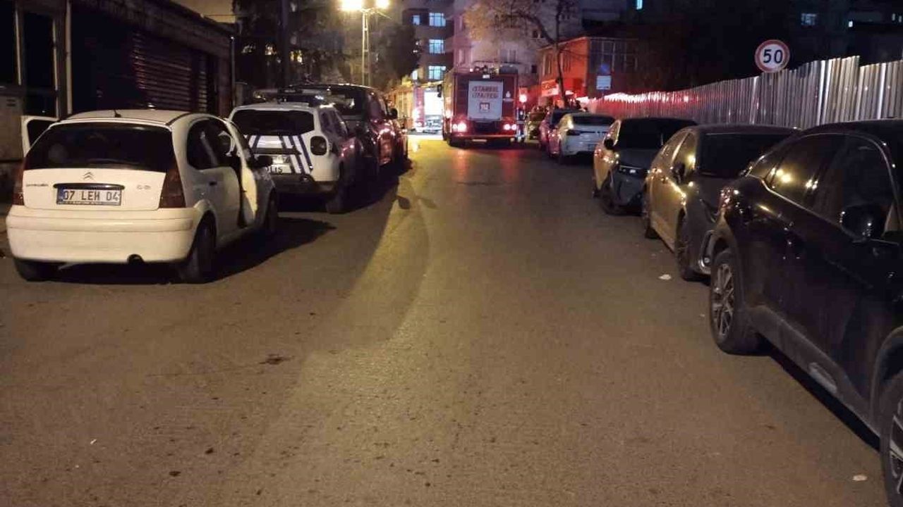 Kartal'da 5 katlı binanın çatısında çıkan yangın söndürüldü