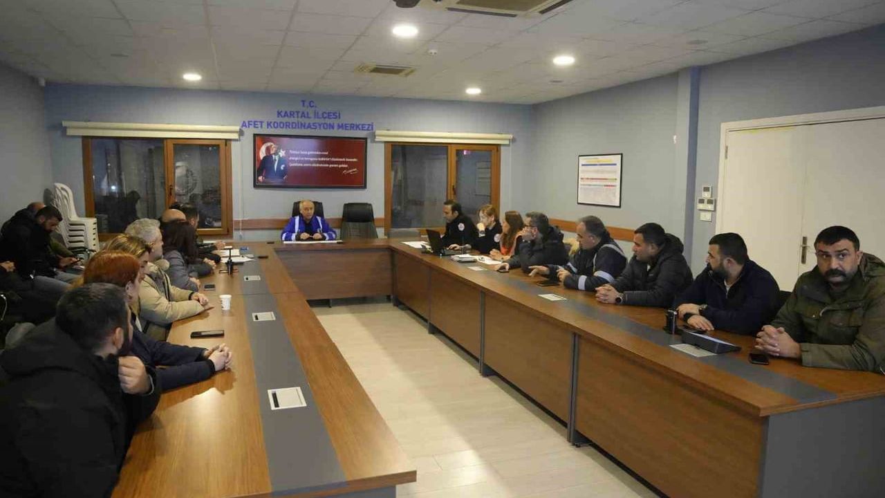 Kartal'da Kar Yağışına Karşı 50 Araç ve 150'den Fazla Personelle 7/24 Hazırlık