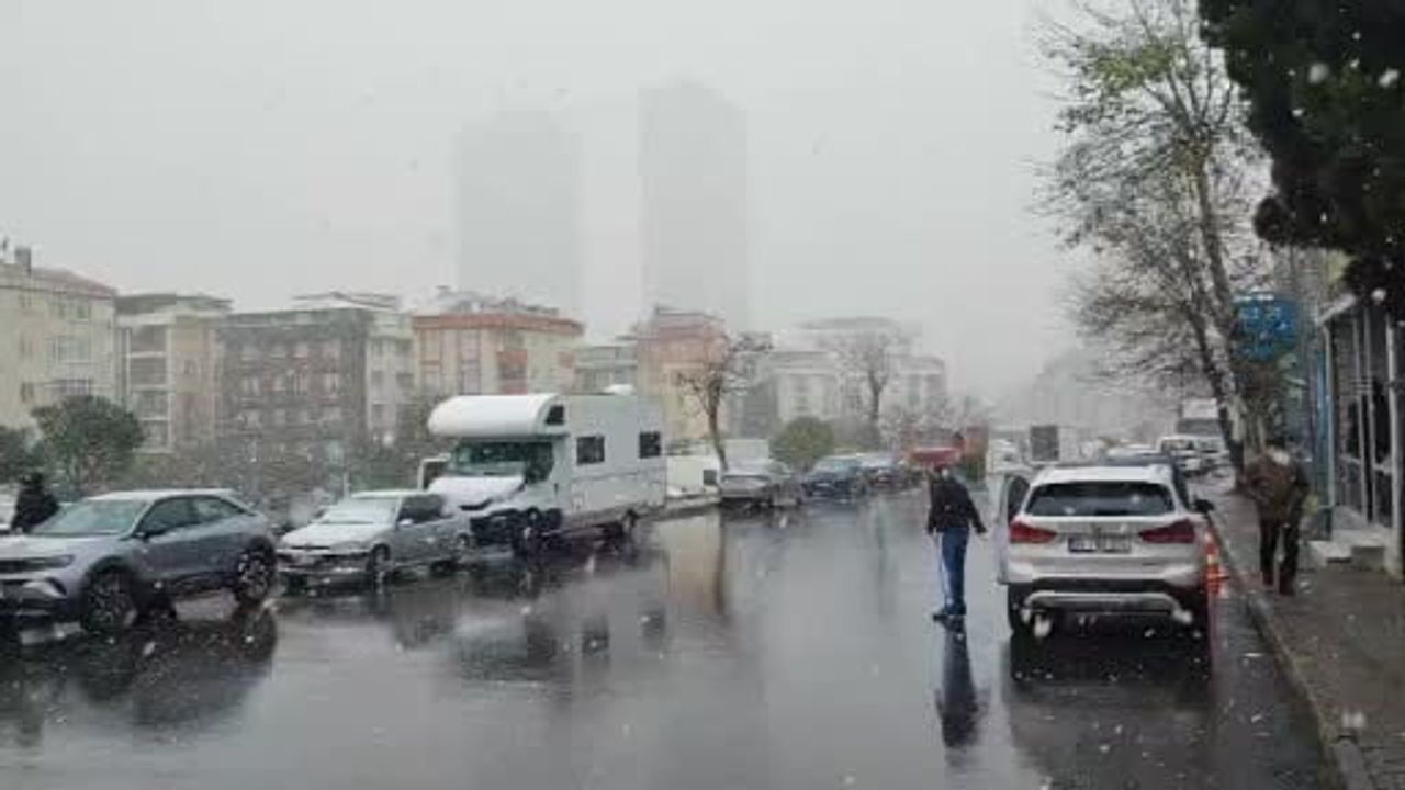 Kartal'da kısa süreli, yer yer yoğun kar yağışı kaydedildi