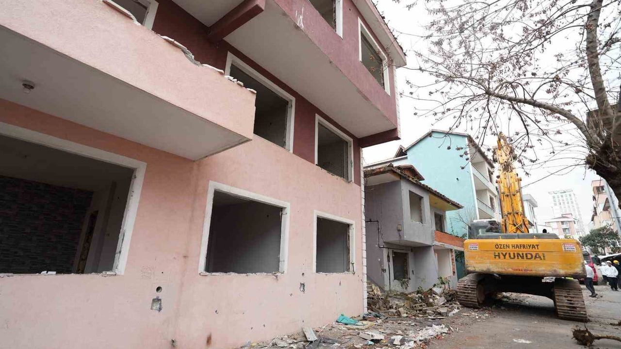 Kartal'da Topselvi Mahallesi'nde kentsel dönüşüm için ilk kepçe vuruldu