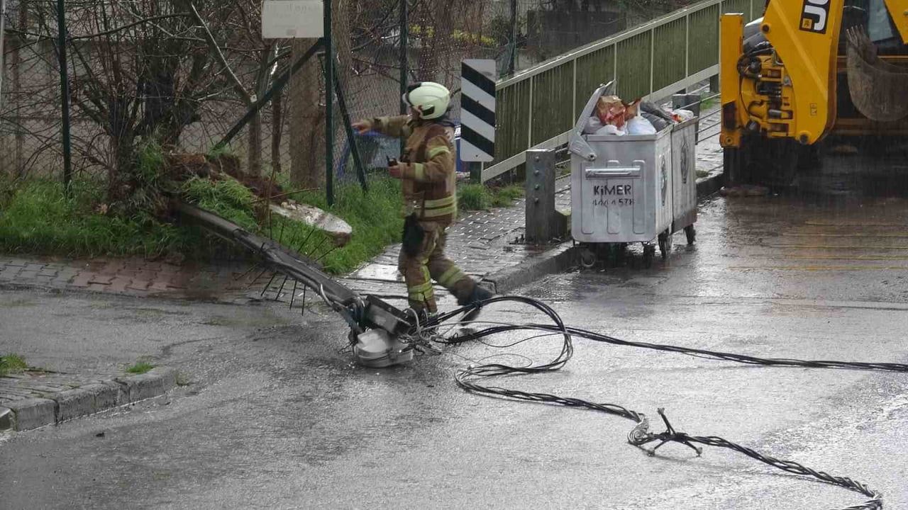 Kartal Yakacık’ta hafriyat kamyonu elektrik tellerine takıldı; polis inceleme başlattı