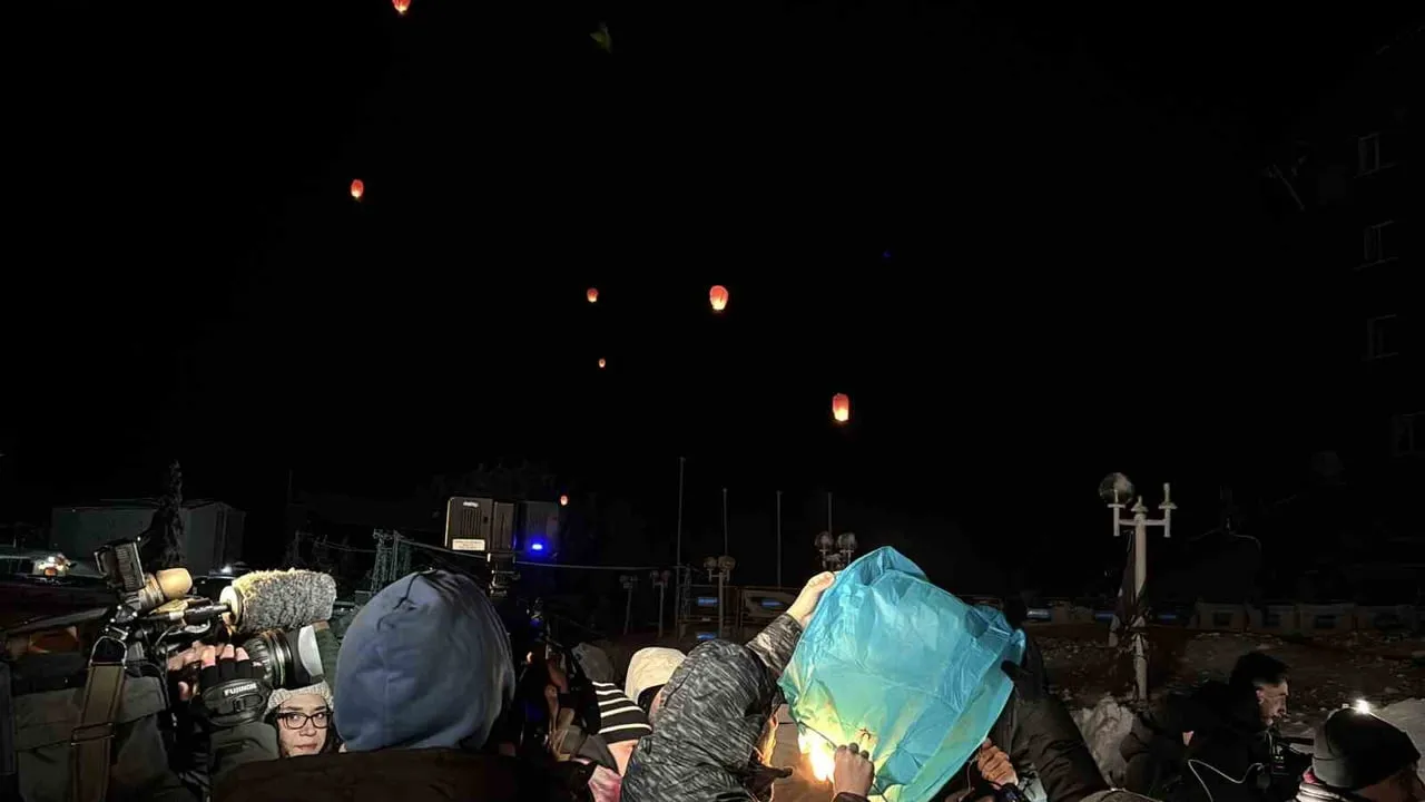 Kartalkaya Grand Kartal Otel yangınının birinci yıldönümünde aileler otel önünde toplandı