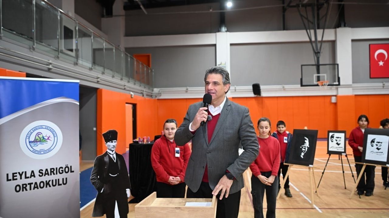 Kartepe Belediye Başkanı Mustafa Kocaman, ilçedeki okul etkinliklerinde öğrencilerle buluştu