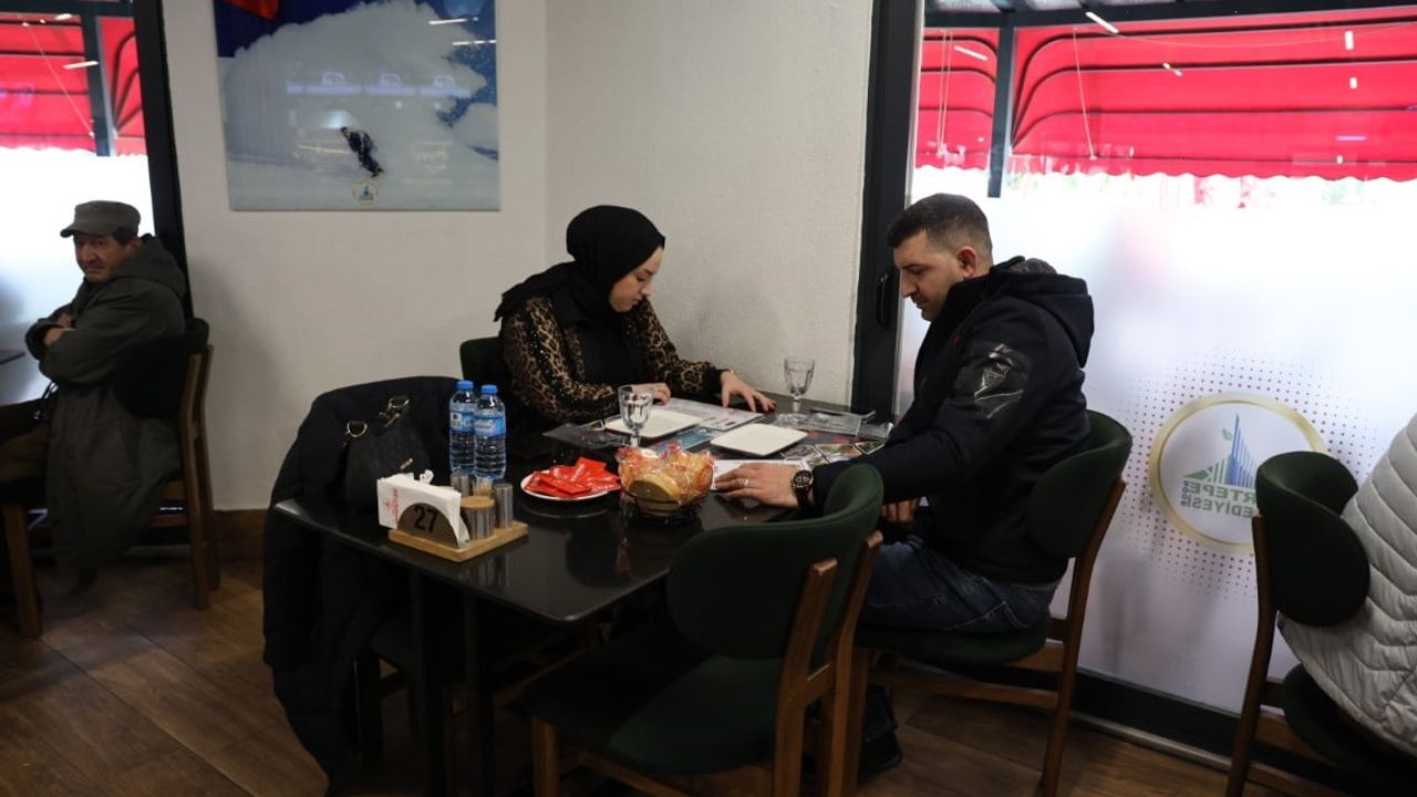 Kartepe Belediyesi, birinci yılını dolduran yeni evli çiftleri ücretsiz ağırlıyor