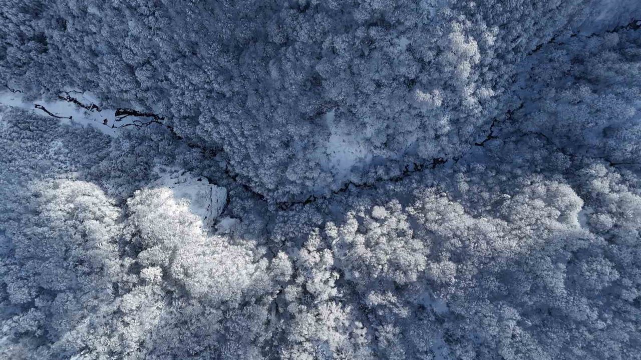 Kartepe'de kar, Sapanca maviliği ve yeşilin buluştuğu manzara drone ile görüntülendi