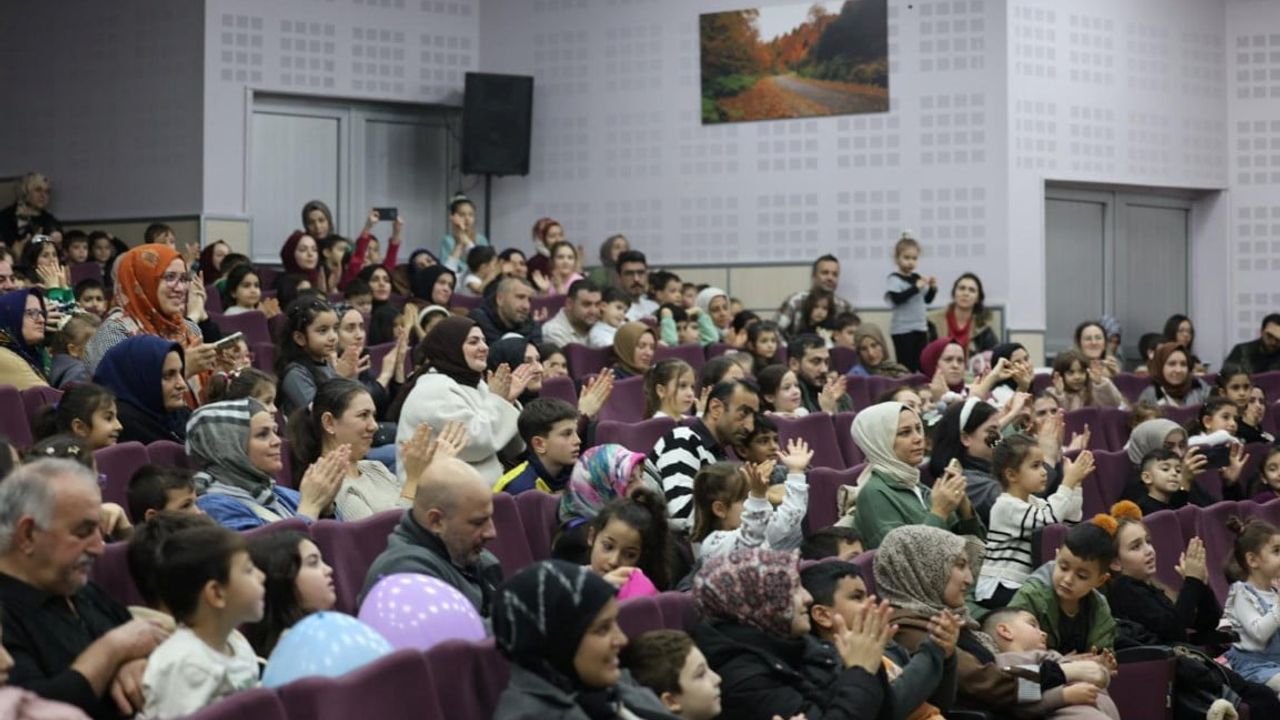 Kartepe’de 'Karlar Diyarı' tiyatrosu çocuklarla buluştu