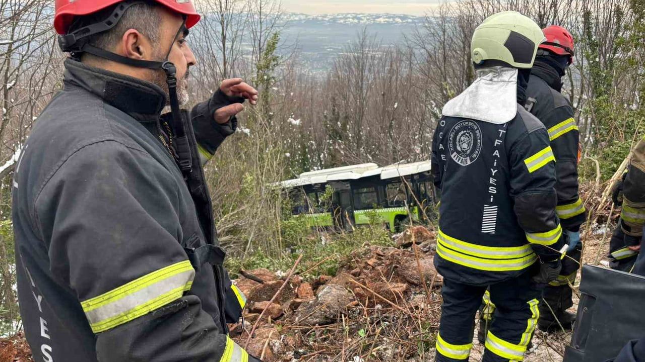 Kartepe'de şehir içi otobüs şarampole yuvarlandı: 22 yaralı