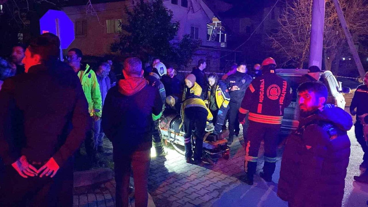 Kartepe'de telefon direğine çarpan araç hurdaya döndü; sürücü hastaneye kaldırıldı