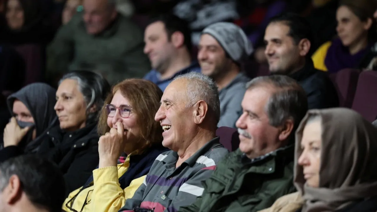 Kartepe’de yetişkin programında 'Anlat Bakalım' sahnelendi