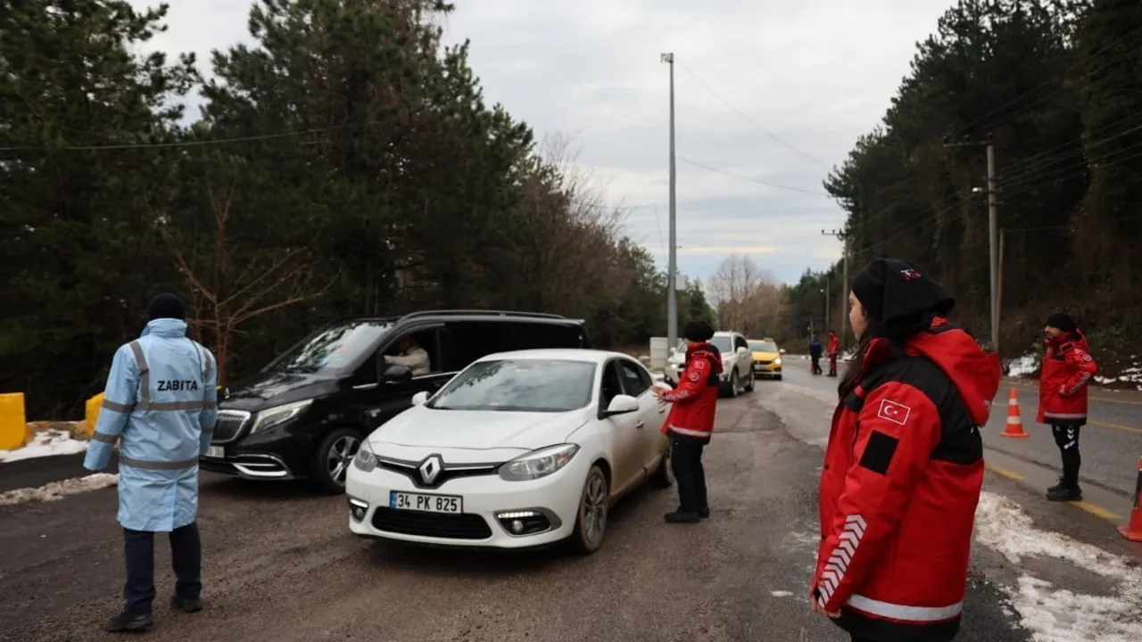 Kartepe'de zirve yolunda kış lastiği ve güvenli sürüş uyarısı